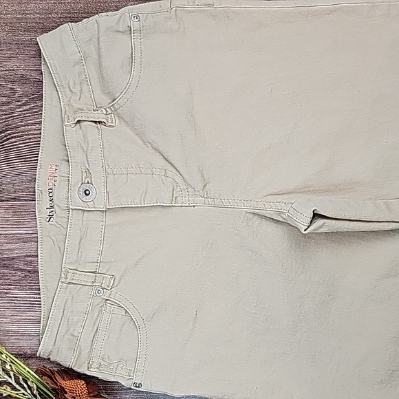 NEW STYLE & CO TAN TUMMY CONTROL CAPRI PANTS - Picture 2 of 11